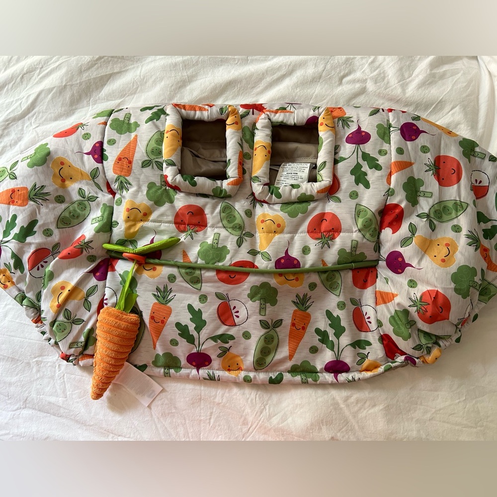 Boppy grocery cart cover in farmer’s market